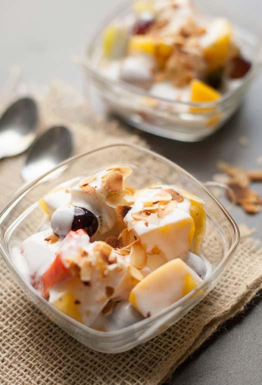 KOKOS-FRUIT SALADE VOOR 2 PERSONEN Heerlijk om in de zomer te ontbijten met tropisch fruit. Wil je het dichter bij huis houden kan je natuurlijk ook fruit van Hollandse bodem kiezen. 1.