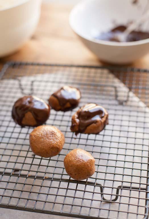 PEANUTBUTTER CHOCOLATE BALLS VOOR 15 ~20 BALLETJES Mijn oproep voor recept-suggesties voor dit derde deel van 15 minuten paleo bevatte de vraag of ik een paleoproof variant van Reese s Peanutbutter