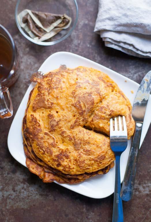 CHINESE ZOETE AARDAPPEL PANNENKOEKJES VOOR 2 PERSONEN Super simpel, super lekker en super makkelijk met maar een paar ingrediënten maak je deze verassende Chinese pannenkoekjes van zoete aardappel.