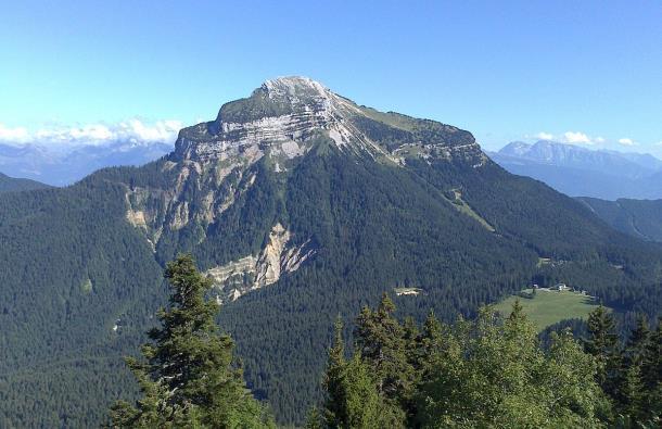 Na een vlak stuk over 10 kilometer volgt de Montée de Montaud: 7,4km tegen 7.4%, waarna we terug de vlakkere oevers van de Isère gaan opzoeken. De lunch nemen we op het pleintje in Noyarey.