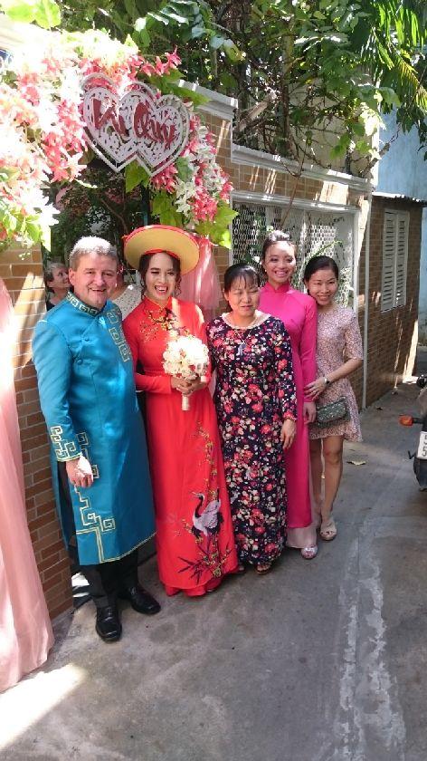 De huwelijksvoltrekking was feestelijk en vol symboliek, zonder officieel gedoe, in het ouderlijk huis van Chau.