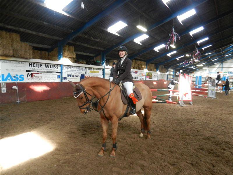 Het progressief klasse B direct op tijd werd gewonnen door Robin Noorda met haar paard Dicovery-n van ZEO ( t Zand).