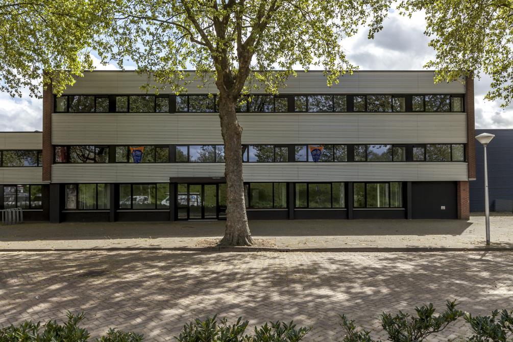 OBJECT In het bedrijfsverzamelcomplex zijn de volgende units voor verhuur beschikbaar: Jeroen Boschlaan 273 Verdieping Omschrijving Oppervlakte Begane grond kantoor/showroom/atelier circa 159 m 2