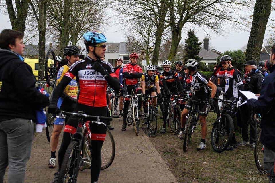 BK cyclocross Modderig parcours Een paar dagen voor de profwedstrijd in Maldegem werd op hetzelfde