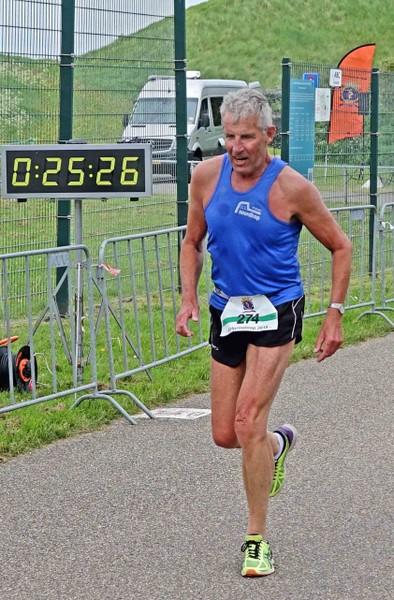 ERFRINSLOOP 16-05-2018 Veel wind, maar dat weerhield Johan Lienos er niet van om 2e veteraan te worden op de 5km. Herman Lammers was zeer tevreden met zijn tijd op de 10km: 56.
