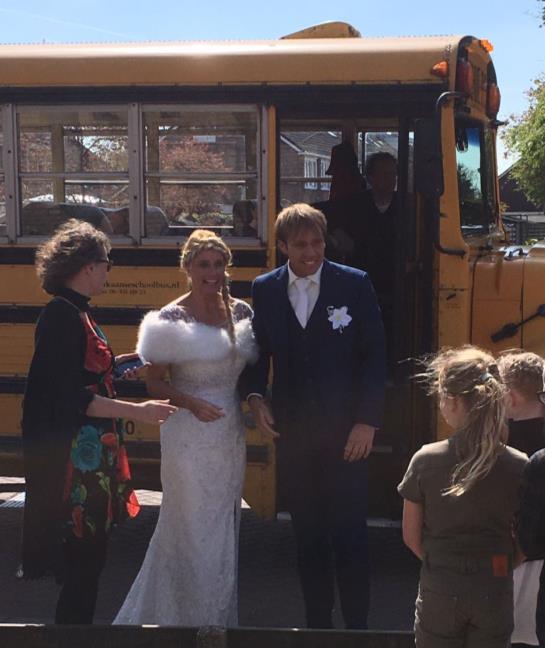 komt de juf die gaat trouwen naar school toe? Juf Hester en Lucas arriveerden in een oude schoolbus.