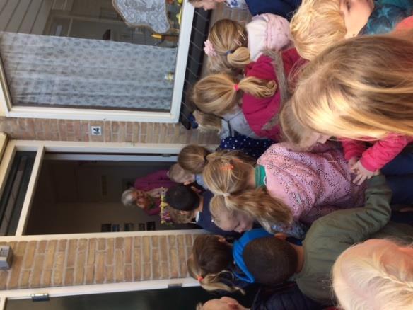 Pasen op school donderdag 13 april 2017 De leerlingen hoeven deze dag, behalve de lunchdoos, geen eten en drinken mee te nemen. Dit wordt verzorgd door de ouderraad.