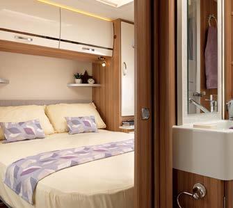 douchecabine. De caravan heeft een comfortabel (Frans) tweepersoonsbed.