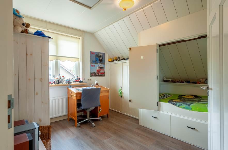 Slaapkamer 4 Deze slaapkamer is aan de achterzijde van de woning en is voorzien van inbouwkasten en een echte bedstee.