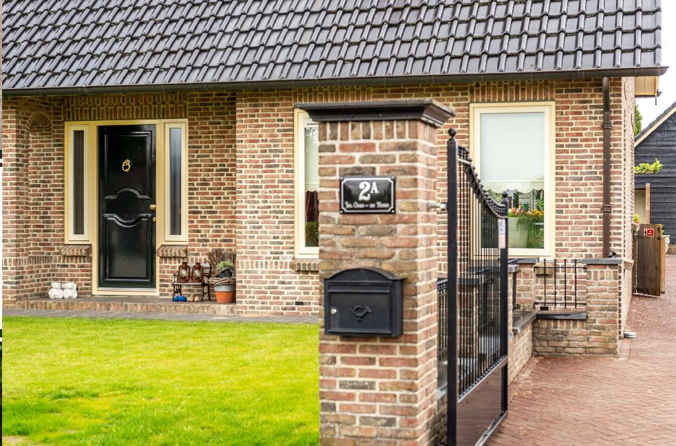 Het schitterende tuinhuisje is heeft een grote zitbank en een