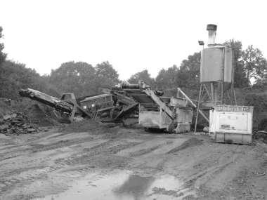 Figuur 67 - Bekalken van de grond in centrale Mengen van gekalkte grond met cement Het mengen van een kleiachtige grond met een hoog watergehalte wordt momenteel bij de firma G.