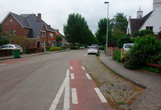 Kijk over je linkerschouder naar de bestuurders links en achter je. Kijk naar de tegenliggers in de Daverlostraat. Deze voertuigen zouden ook de Boudewijnlaan kunnen inrijden.