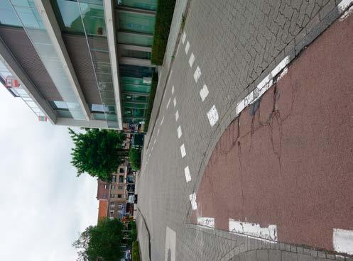 Fietsers die de oversteekplaats willen oprijden hebben nooit voorrang. Vaak wordt dit met haaientanden op de rand van het fietspad en de rijbaan aangegeven.