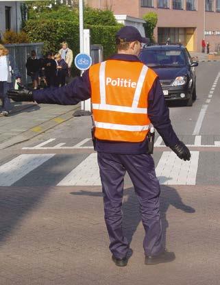 3 ALGEMENE EN EN TIPS VOETGANGERS EN FIETSERS Ieder stukje van de openbare weg (voetpad, gelijkgrondse berm, fietspad, zebrapad, verkeersplateau, ) goed bekijken en leren benoemen.