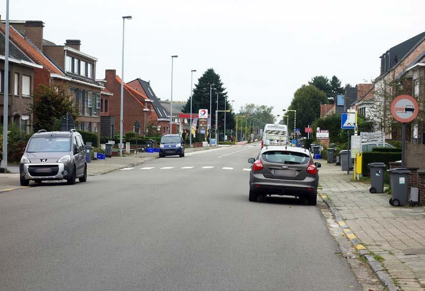 6.2 OPPASSEN VOOR IN- EN UITRITTEN Op de Bouwelse Steenweg hebben verschillende huizen een parkeerplaats aan de woning. De autobestuurders rijden achteruit van de parking en zien je dus niet altijd.