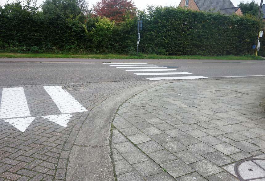 Oversteken op het zebrapad doe je zo: - stoppen aan de stoeprand, - eerst links kijken, - dan rechts (om een algemeen beeld van de straat te krijgen), - terug links (om zeker