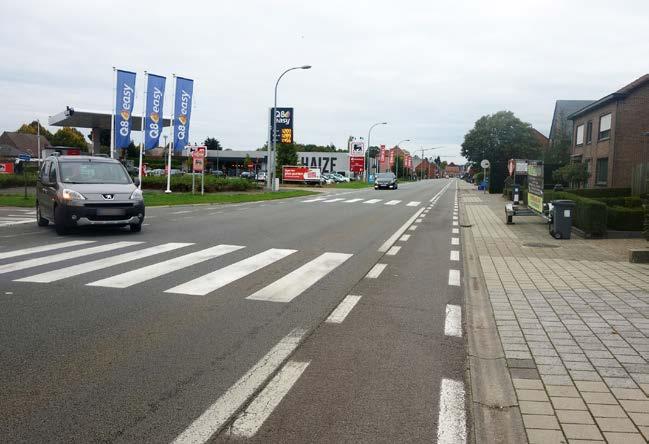 14 HOEK ITEGEMSE STEENWEG SINT-GUMMARUSSTRAAT: LINKSAF Links afslaan en de Sint-Gummarusstraat inrijden, kan je hier op twee manieren doen: al fietsend of met de fiets aan de hand. Onder 14.