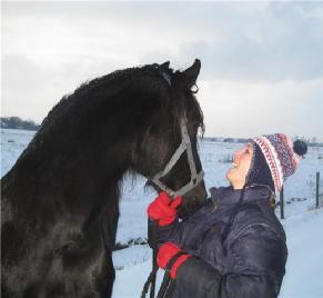 Dancer van Tanja verkocht is aan een heel aardig meisje uit Schiedam; Tanja met Bertje Charlotte van Pelt (30) uit Alkmaar met haar paard Olga baklid is geworden; Ilse en Laura van Baar hun