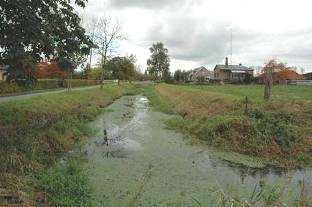 Hier krijgen we onze eerste (en niet de laatste hagelbui te verwerken) Via de Bijsteerdbeek en de Bunderbeek nadert de