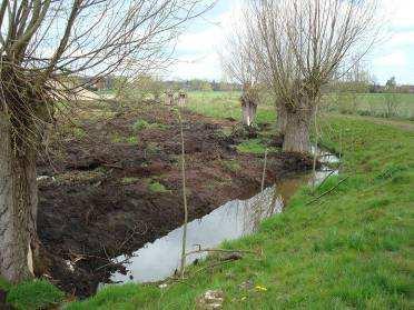 (positie 3 op kaart) De landbouwer heeft hiervoor op vrijdag 11en zaterdag 12 april zijn grachten moeten uitgraven en een andere uitweg moeten