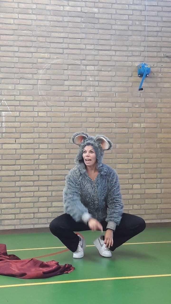 De kinderen mochten mee dansen als muisjes, de Gruffalo en Annemaria Koekoek. Er was een prachtige interactie met de leerlingen, zeker met de leerlingen die het boekje bijna konden navertellen.