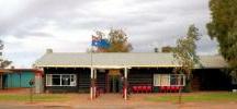 Er bestaat waarschijnlijk geen meer emblematische afbeelding van Australië als de rode massa steen bij Uluru, die abrupt uit de vlakke woestijn omhoog rijst.