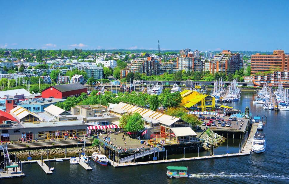 A VANCOUVER Op verkenning door het centrum van Vancouver Voormiddag: Deze stadswandeling begint op de veerboot: de False Creek Ferry brengt u vanaf de Burrard Street Bridge naar Granville Island.