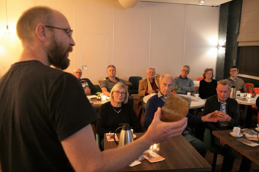 Bezoekers clinic leren van cursusleider en van elkaar Ingewijd in de geheimen van het vocht Vochtproblemen in huis. Daar weten Ignas en Thea Luttmer uit Winterswijk alles van.