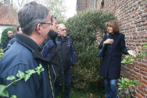 Ze zijn op deze donderdagochtend in november naar het bovenste puntje van Limburg gekomen om zich te laten bijscholen in het herkennen en nauwkeurig benoemen van schade aan monumentale panden.