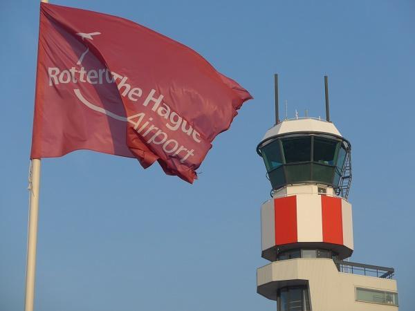 Van der Kleij gaf wel toe dat het vliegveld aan een maatschappij die toestemming heeft om op RTHA te vliegen wettelijk geen beperkingen t.a.v. de bestemmingen kan opleggen.