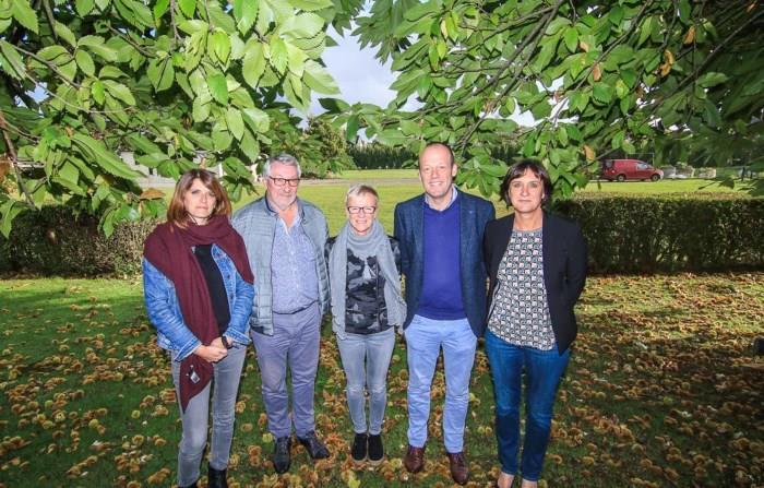 Het Nieuwsblad 4 oktober 2017 En plots krijgt Middenschool 7,7 miljoen euro Groenhove bouwt nieuwbouw en verlaat Jozef Duthoystraat Het directiecomité met achter hen het stuk grond waarop de