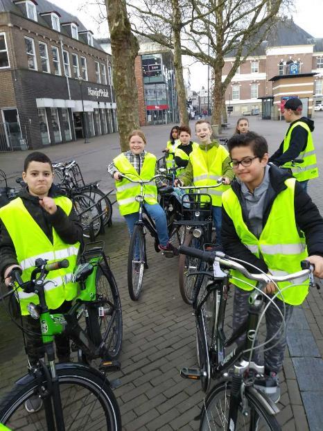 Praktijk: je moet zo keurig mogelijk fietsen en goed de borden volgen. Het is heel l euk om te doen want je leert er heel veel van.