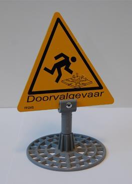 9. Assemblage; vereenvouding productopbouw Herontwerp van bestaand inkoop signaleringsbordje: - Reductie onderdelen, van 4