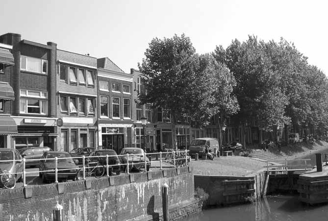 gemeente- als Rijkssubsidie tot stand zijn gekomen. Deze woningen zijn in Amsterdamse Schoolstijl gebouwd, inclusief de tuinmuren en nutsgebouwtjes.