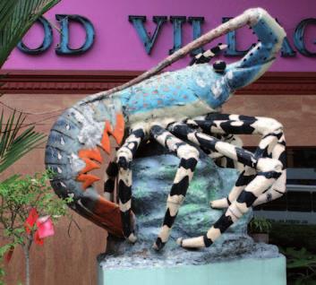 Een groot standbeeld van een langoest verwelkomt de gasten van een exclusief visrestaurant in Kota Kinabalu (Maleisië).