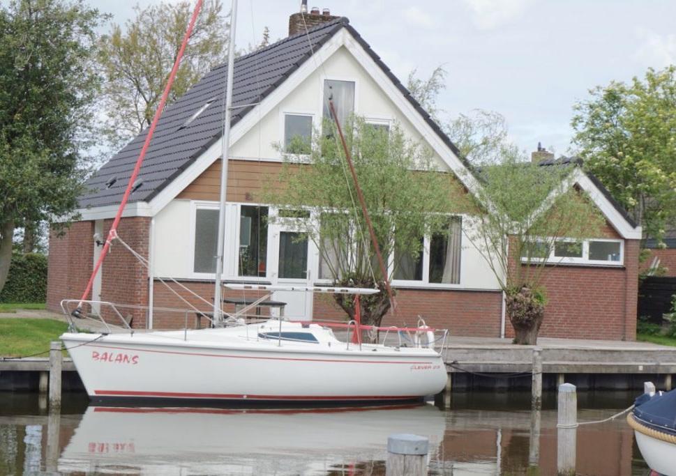 Met open verbinding naar de Fluessen en het Heegermeer en gelegen aan de Oudegaaster Brekken zijn er volop watersport mogelijkheden.