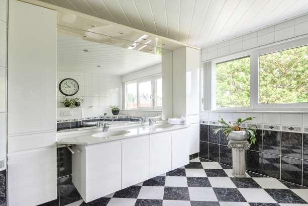 Badkamer vloer: wanden: plafond: diversen: - tegels - tegels - mdf delen met lichtspots - zeer ruime badkamer die