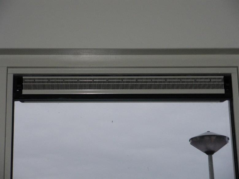 Afbeelding 12 Foto s van de roosters in kozijnen en van ventielen in het plafond Tapwater Naast het verwarmingstoestel staat een boilervat opgesteld met daarboven wat apparatuur en drukvaten (zie
