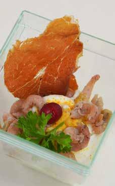 een bedje van bloemkoolmousse Glaasje tartaar van gerookte zalm Glaasje vitello tonato Wrap met Meetjeslandse ham en rucola Peperkoekje met foie gras