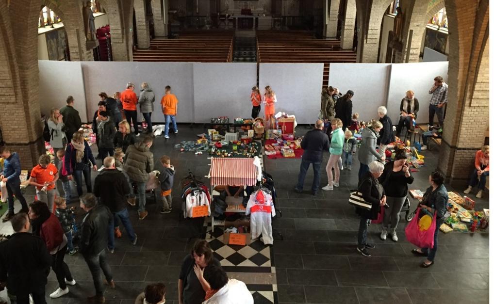 Het was oorspronkelijk de bedoeling om de happening in de kerktuin te laten