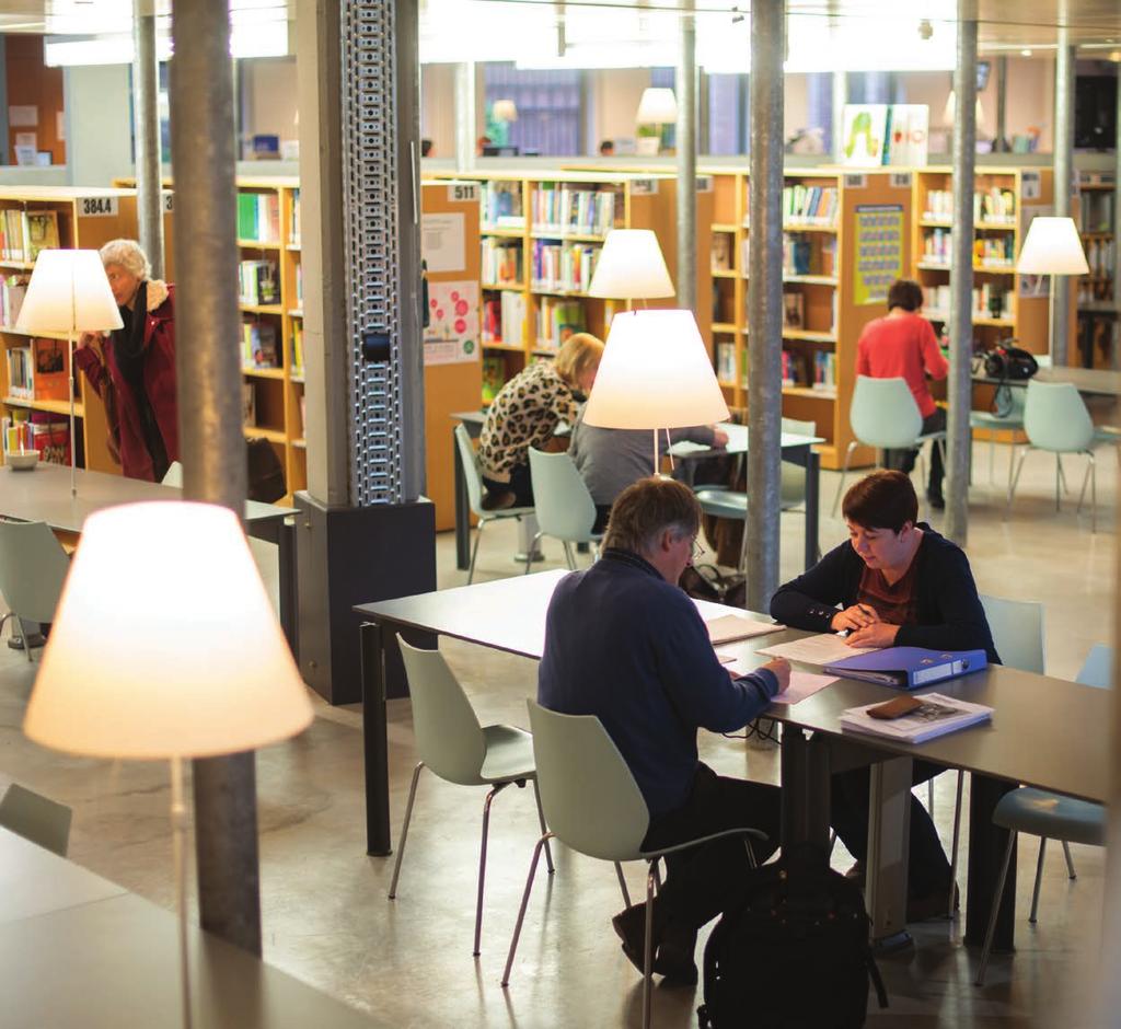 VAKSPECIFIEKE ONTWIKKELINGEN Wil je aan de slag als bibliotheek- of archiefdeskundige? Dit graduaat is de perfecte voorbereiding. Je leert o.a. informatie doordacht te structureren, metadateren, verzamelen en delen met je klant, met het oog op digitale, maatschappelijke en vakspecifieke ontwikkelingen.