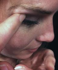 De tweede manier om de lens uit te doen is door de lens uit te knipperen : Ga aan een tafel zitten en buig je hoofd voorover Houdt één hand onder je oog Plaats een vinger van je andere hand in de