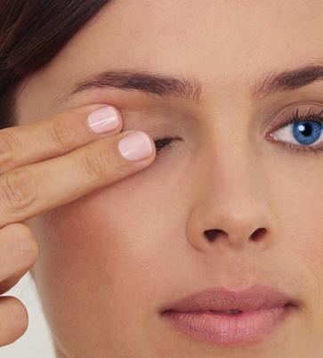 Het verzorgen van een plakkende (niet-bewegende) lens Als een lens aan uw oog blijft plakken, kan de contactlensspecialist u een spoel- of bevochtigingsoplossing voorschrijven.