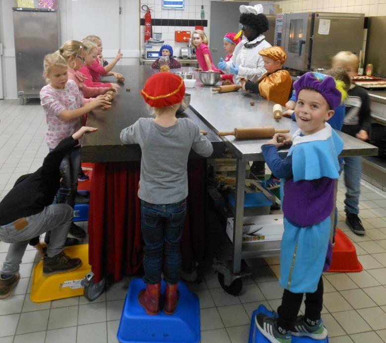 Schoen zetten in de pyjama Woensdag 29 november verwachten we alle kinderen van groep 1 tot en met 4 met hun papa en of mama in hun eigen lokaal om de schoen te zetten.