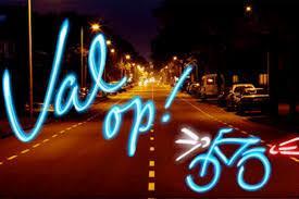 Van de verkeersouders Fietsverlichtingsactie Nu de dagen weer korter worden, betekent het dat leerlingen 's ochtends en 's avonds vaak in het donker naar of van school fietsen.
