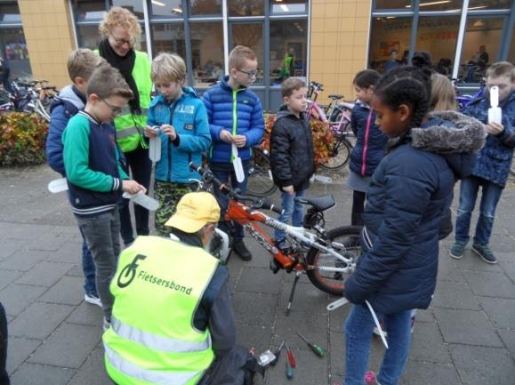 Allereerst werd in de klas kort uitgelegd aan welke punten de fietsverlichting moet voldoen.