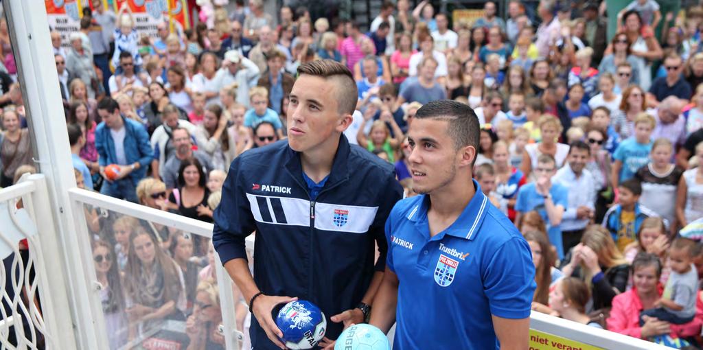 Kijken of de Bootjesmolen er weer is! De boodschap is bestemd voor dovemans oren want moeder kletst lekker door.