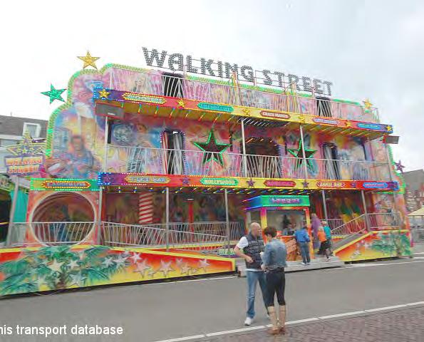 Ze pakt mijn hand en samen lopen we verder naar de Luttekestraat. Vol verwachting kijk ik of hij er weer staat.