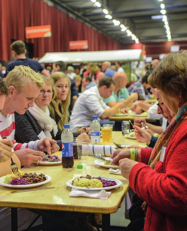 Hij begon dinsdagochtend met het klaarmaken van het 160 kilo tellende vleesgerecht, dat ook spek, champignons, zilverui, rode wijn en ui bevatte.