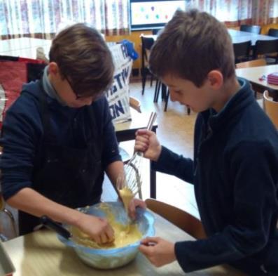 We bakten in 2 groepjes en diezelfde namiddag nog verkochten de kinderen zelf al het lekkers in de straten van Westrode.